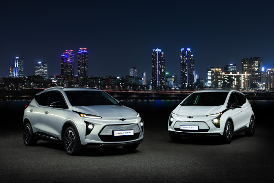 쉐보레 볼트 EUV(왼쪽)와 볼트 EV. <한국지엠 제공>